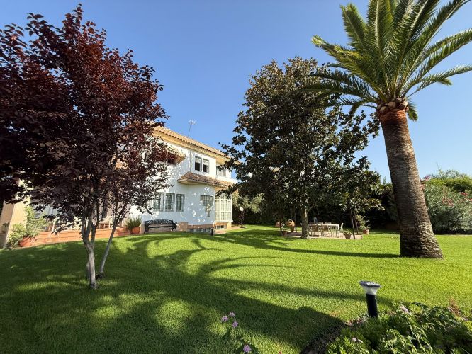 Exclusivo y Lujoso Chalet Independiente en el Brillante!