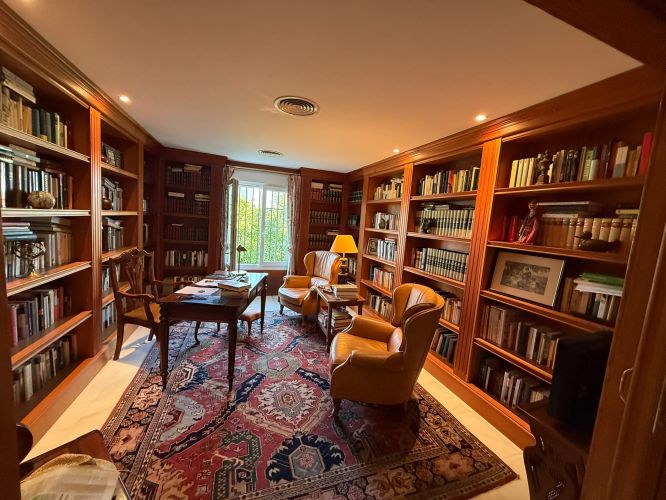 Exclusivo y Lujoso Chalet Independiente en el Brillante!