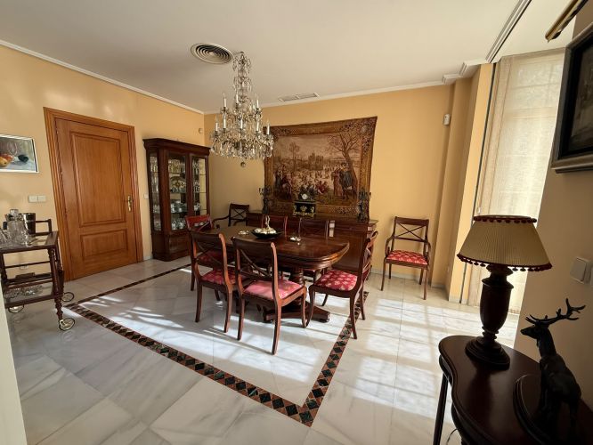 Exclusivo y Lujoso Chalet Independiente en el Brillante!