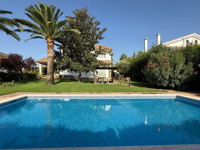 Exclusivo y Lujoso Chalet Independiente en el Brillante!