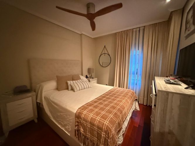 EXCLUSIVO PISO CON AMPLIA PLAZA DE COCHERA TRASTERO Y PISCINA