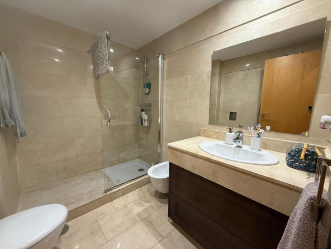 EXCLUSIVO PISO CON AMPLIA PLAZA DE COCHERA TRASTERO Y PISCINA