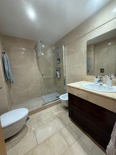 EXCLUSIVO PISO CON AMPLIA PLAZA DE COCHERA TRASTERO Y PISCINA