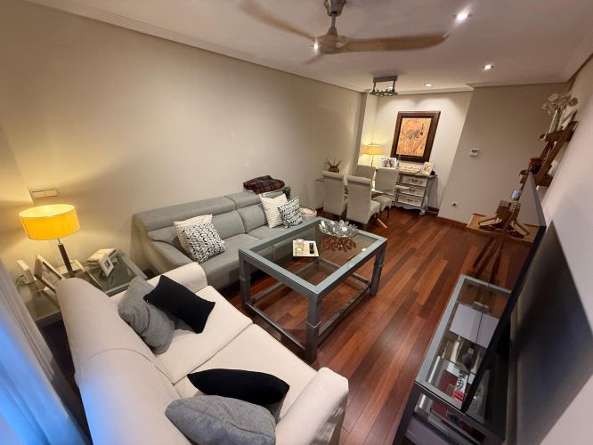 EXCLUSIVO PISO CON AMPLIA PLAZA DE COCHERA TRASTERO Y PISCINA