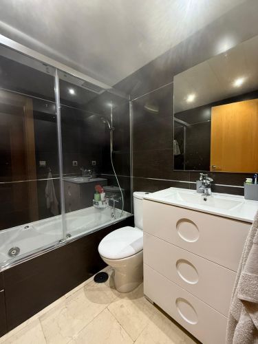 EXCLUSIVO PISO CON AMPLIA PLAZA DE COCHERA TRASTERO Y PISCINA