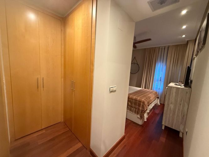 EXCLUSIVO PISO CON AMPLIA PLAZA DE COCHERA TRASTERO Y PISCINA