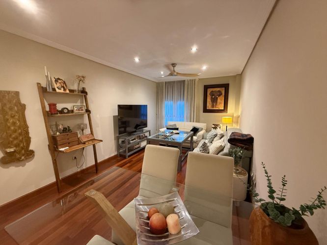 EXCLUSIVO PISO CON AMPLIA PLAZA DE COCHERA TRASTERO Y PISCINA