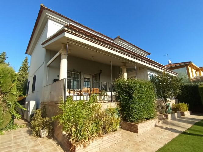 EXCLUSIVO CHALET CON VISTAS